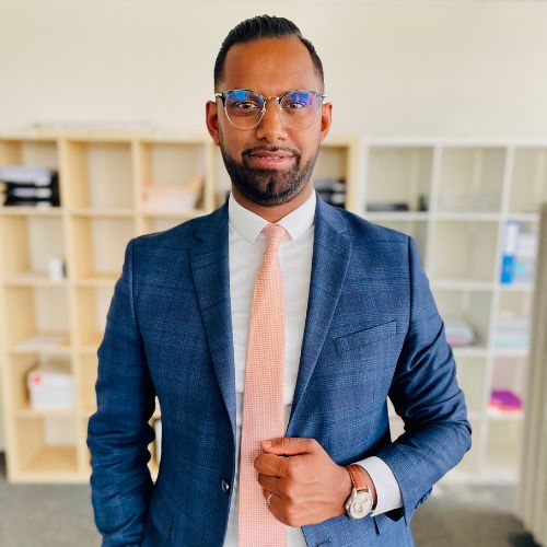 Othmen Jbilou, expert en optimisation fiscale et prévoyance chez Ariana Invest, conseillant un client à Genève